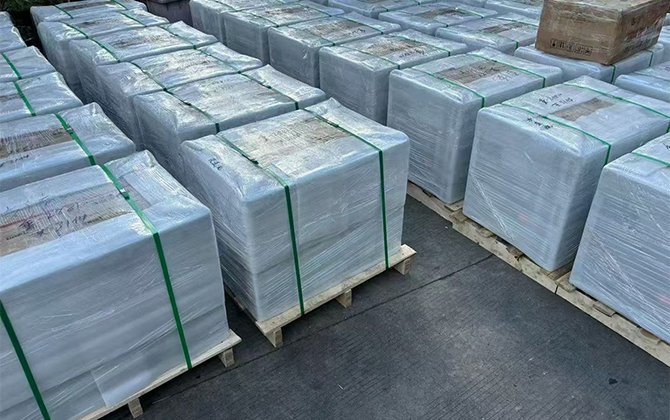 High-voltage circuit breaker shipping